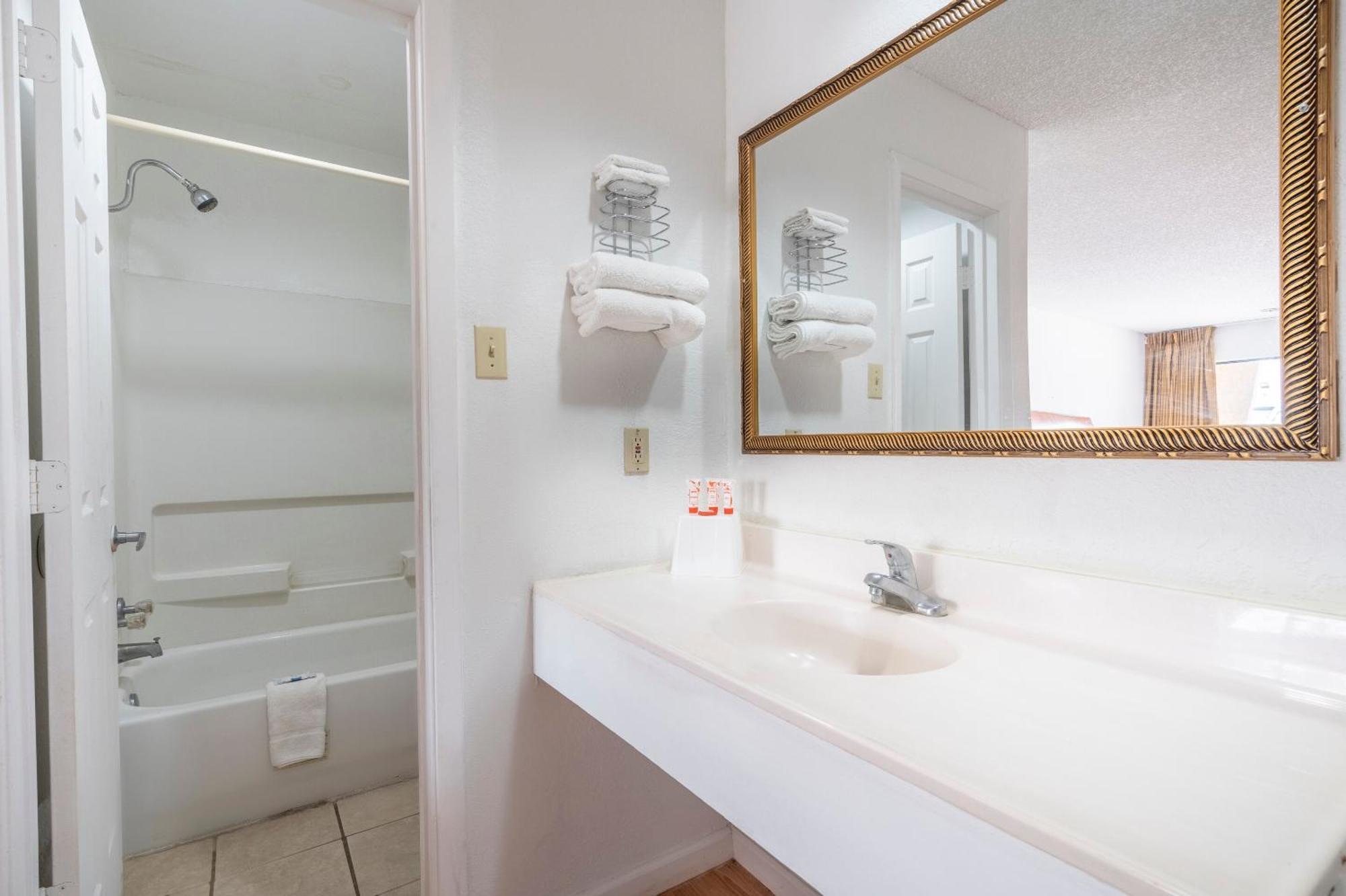 Oyo Hotel Groesbeck Bagian luar foto