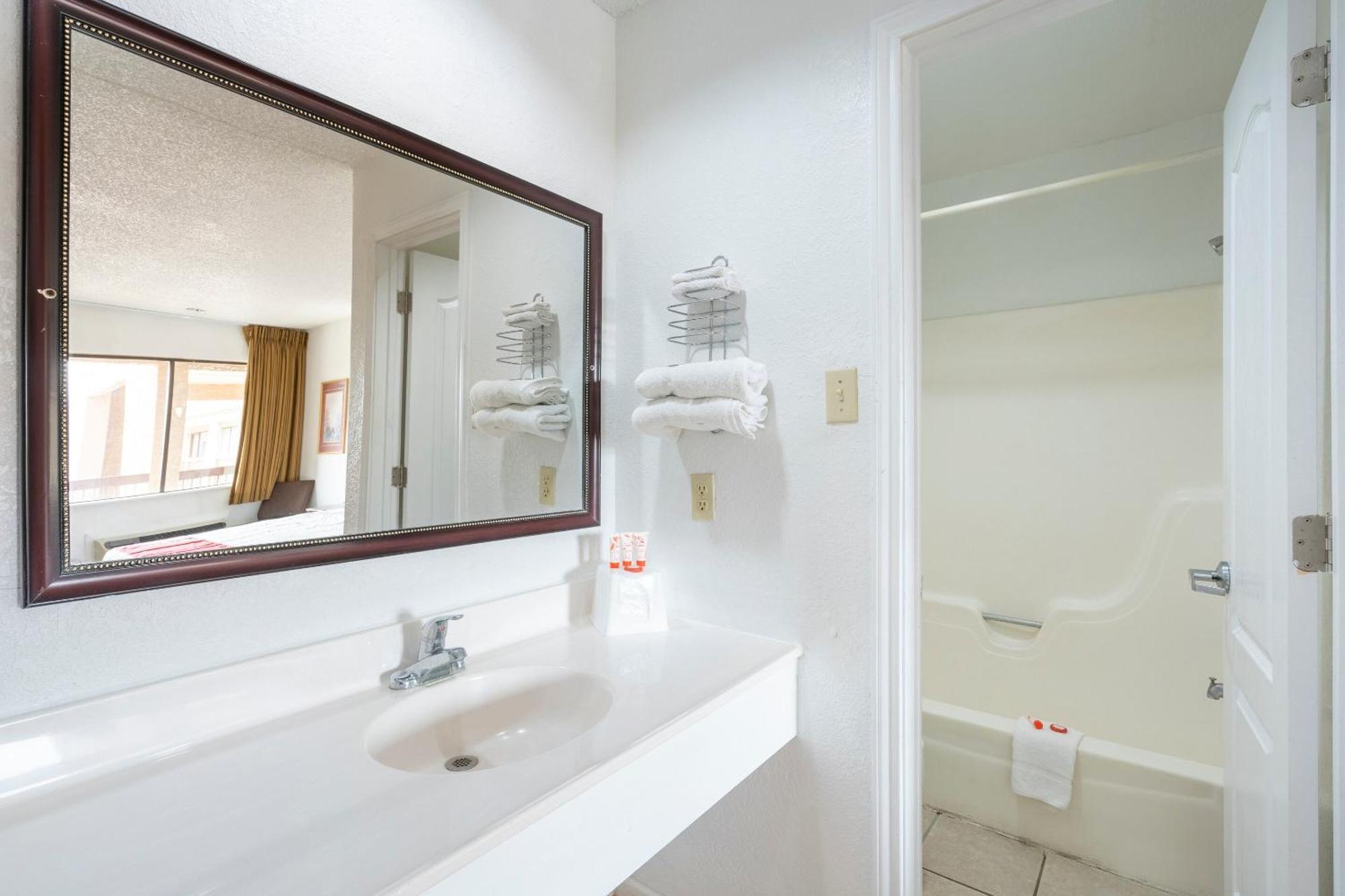 Oyo Hotel Groesbeck Bagian luar foto