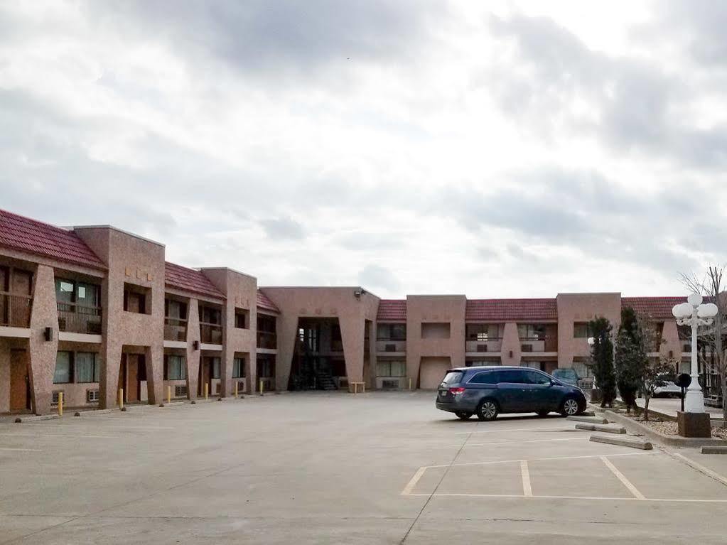Oyo Hotel Groesbeck Bagian luar foto