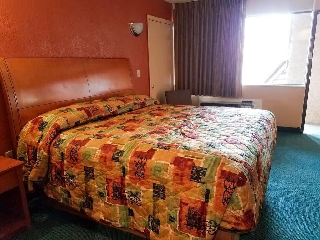 Oyo Hotel Groesbeck Bagian luar foto