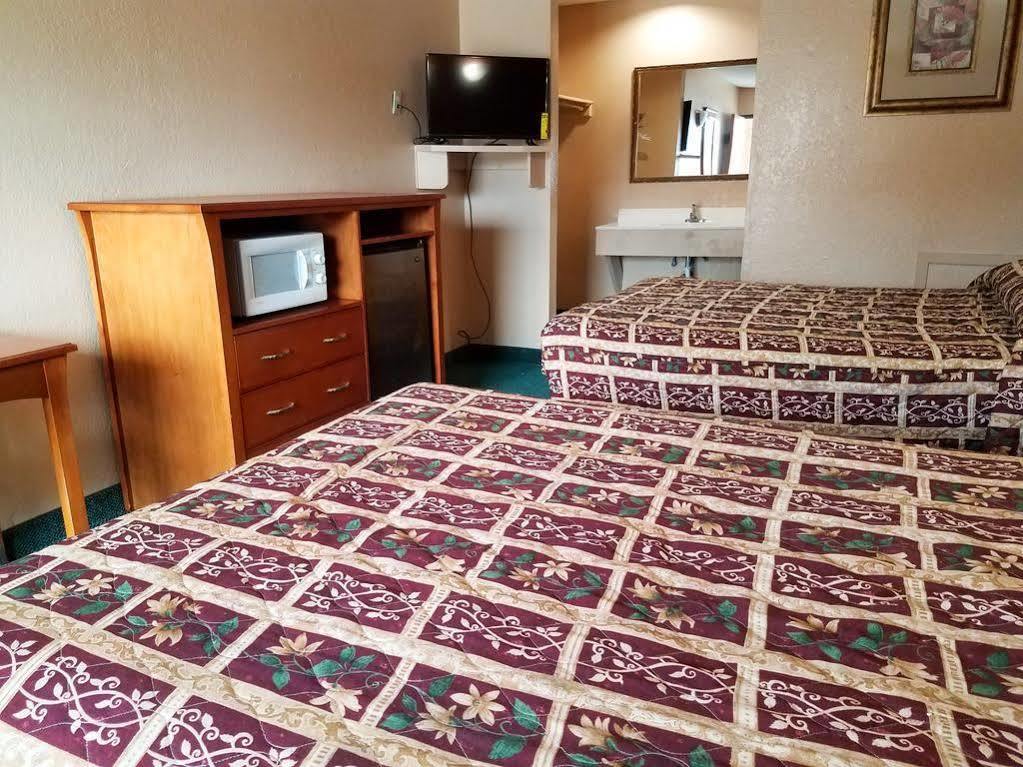 Oyo Hotel Groesbeck Bagian luar foto
