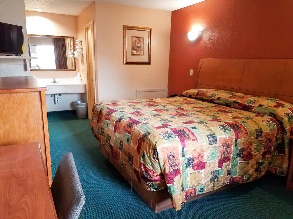 Oyo Hotel Groesbeck Bagian luar foto