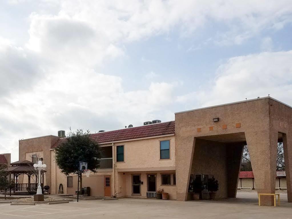 Oyo Hotel Groesbeck Bagian luar foto