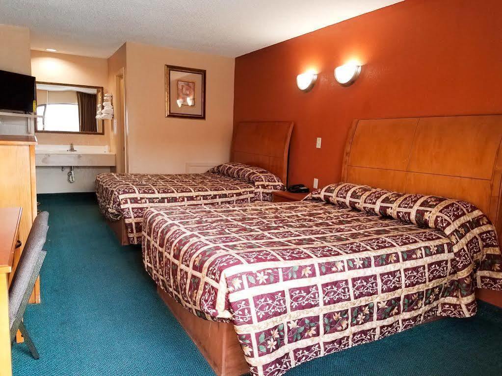 Oyo Hotel Groesbeck Bagian luar foto