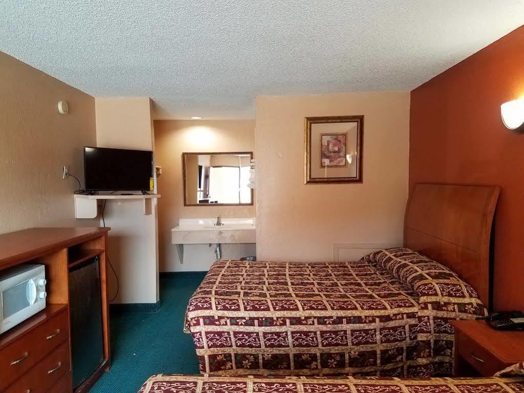 Oyo Hotel Groesbeck Bagian luar foto