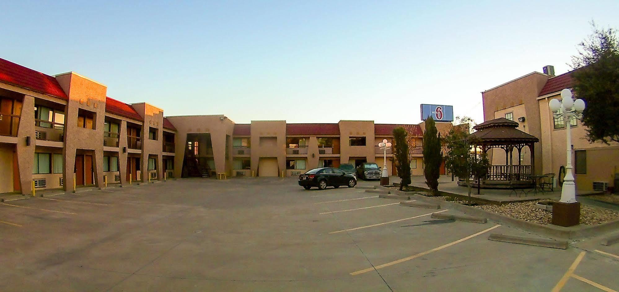Oyo Hotel Groesbeck Bagian luar foto